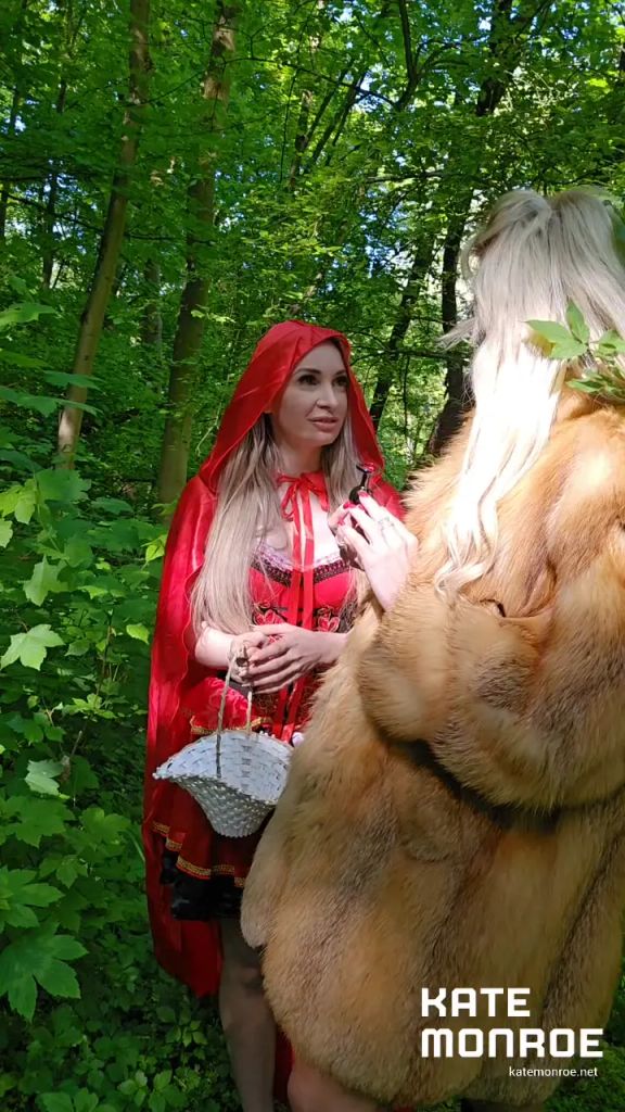 sexy foto nr. 2 von Rotkäppchen und die böse Wölfin