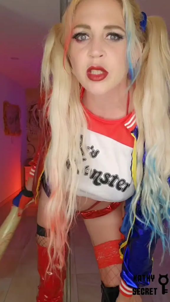 sexy foto nr. 1 von JOI: HARLEY QUINN FICKT XXL HORSE DILDO