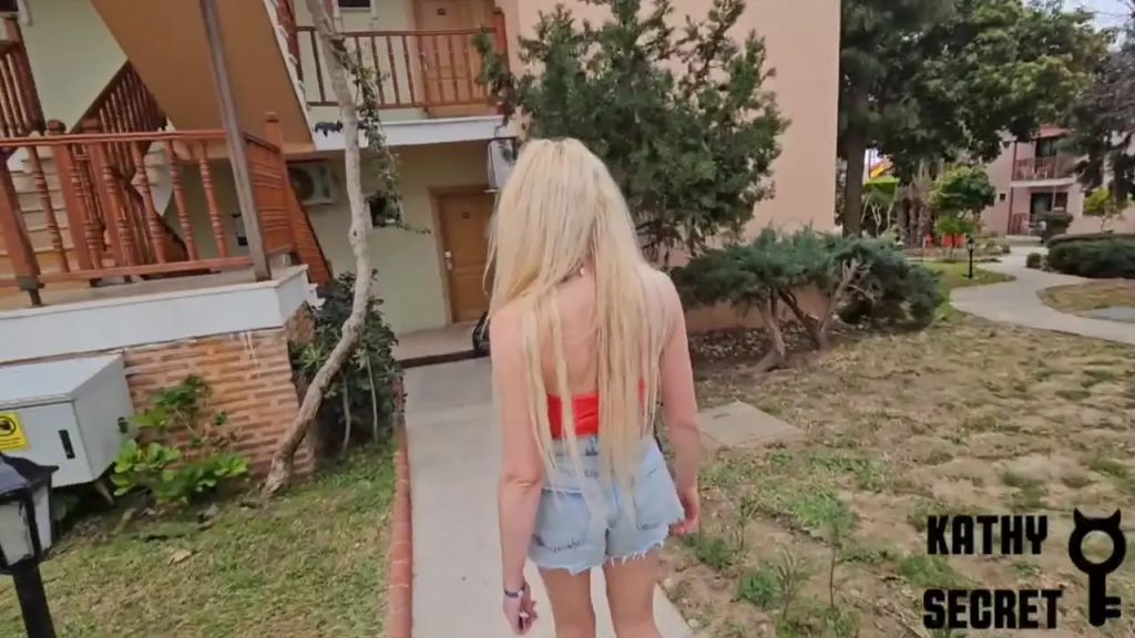 sexy foto nr. 1 von HOLIDAY FUCK: POOLBOY FICKT NOTGEILE MILF