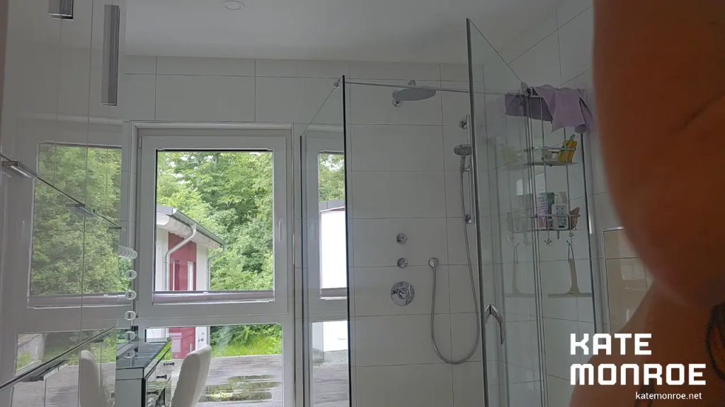 Vorschaubild 9 zum Video „Pelzqueen kommt nach Gangbang Party vollgewichst nach Hause“