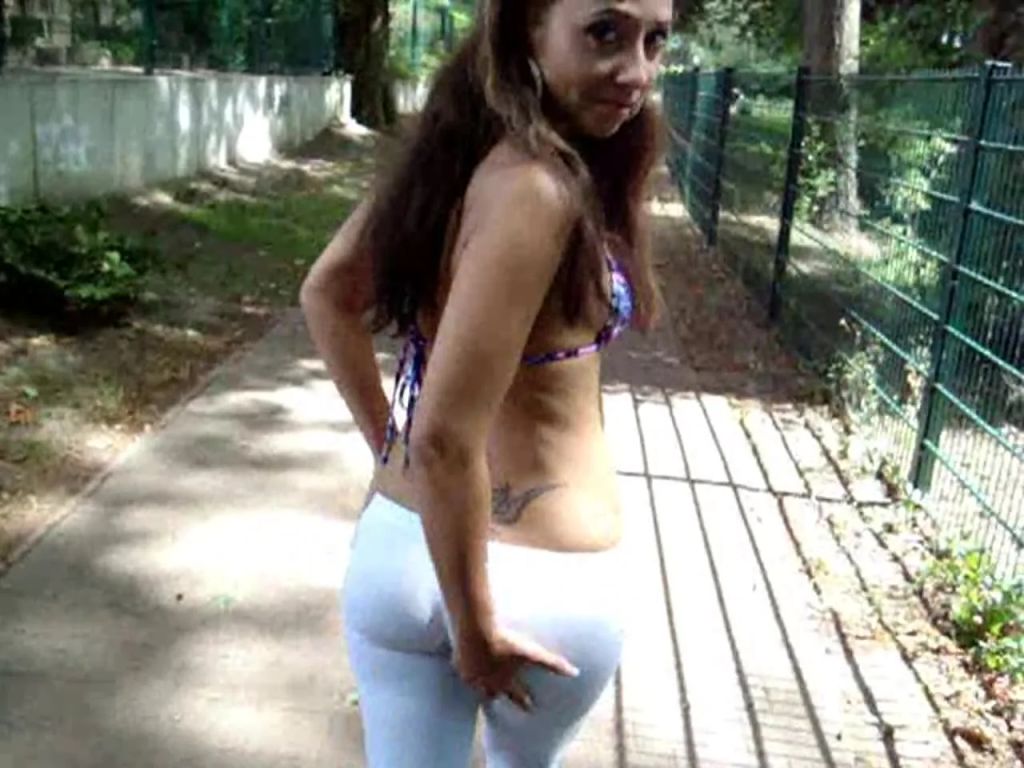 sexy foto nr. 2 von weisse Leggins voll gepisst