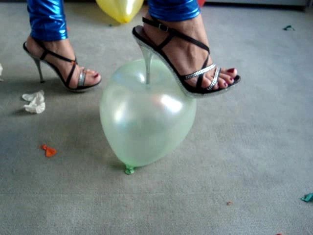 sexy foto nr. 7 von Luftballons zerplatzen (Fetisch)