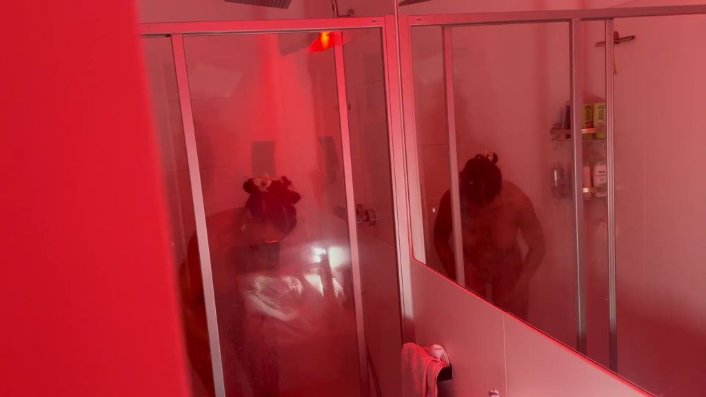 Vorschaubild 6 zum Video „BODENLOS!!! PERVERSER SPANNER FILMT MICH BEIM DUSCHEN“