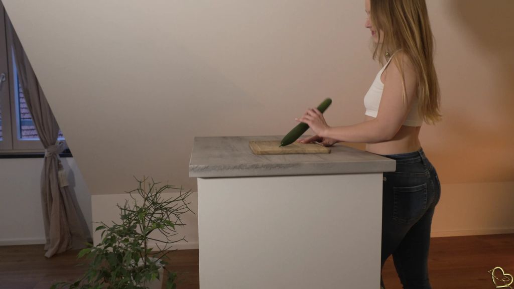 Vorschaubild 1 zum Video „Heute bin ich mal vegan und ficke ne Gurke 🥒“
