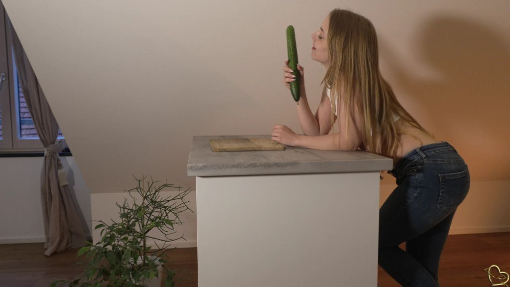 Vorschaubild 2 zum Video „Heute bin ich mal vegan und ficke ne Gurke 🥒“