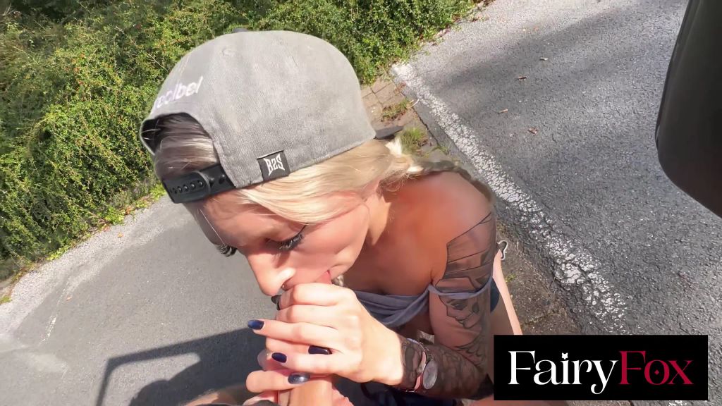Vorschaubild 7 zum Video „AUTO BLIEB LIEGEN! SAMARITER MIT XXL SCHWANZ BELOHNT!“