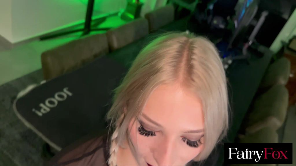 Vorschaubild 2 zum Video „GOTH GIIRL BEKOMMT DIE FOTZE VOLLGEPUMPT!“