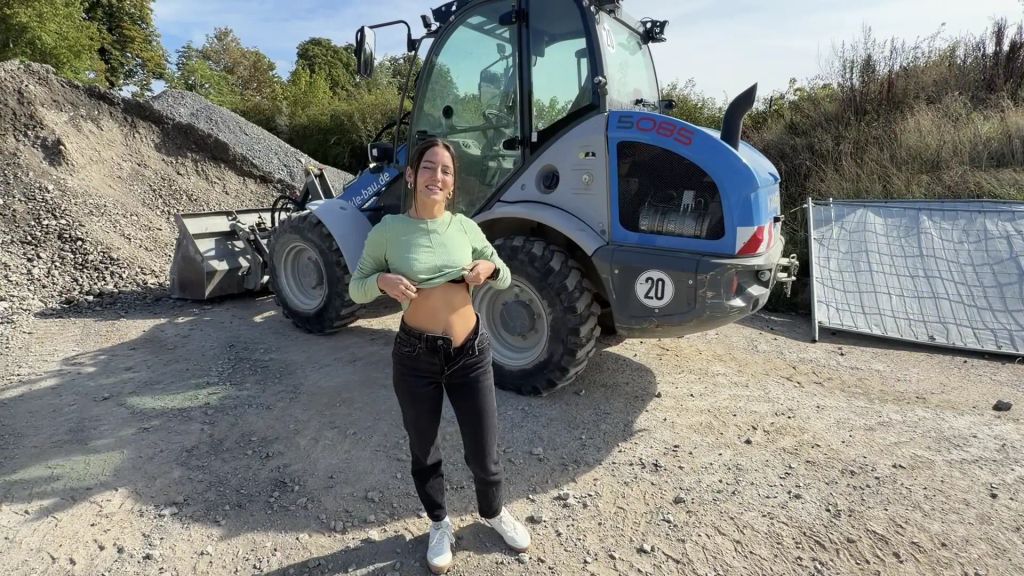 Vorschaubild 1 zum Video „Alle Hüllen fallen - mein heißester Strip auf der Baustelle“