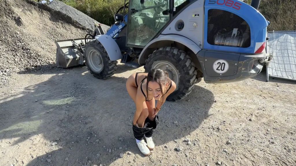 Vorschaubild 3 zum Video „Alle Hüllen fallen - mein heißester Strip auf der Baustelle“