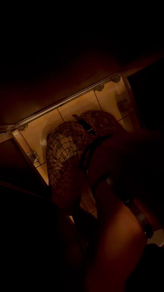 Vorschaubild 3 zum Video „Auf der CLUBTOILETTE mit einem FREMDEN 😱“