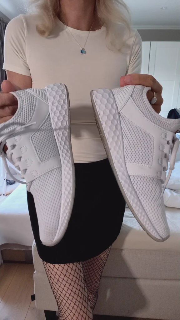 Vorschaubild 1 zum Video „Turnschuhe Fetisch“