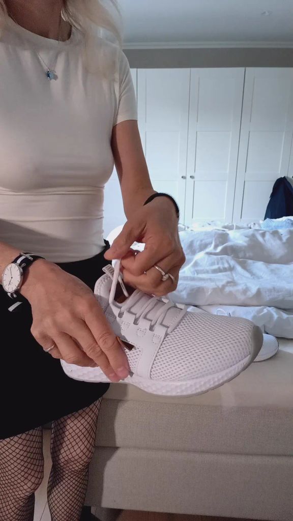 Vorschaubild 2 zum Video „Turnschuhe Fetisch“