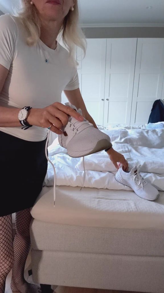 Vorschaubild 3 zum Video „Turnschuhe Fetisch“
