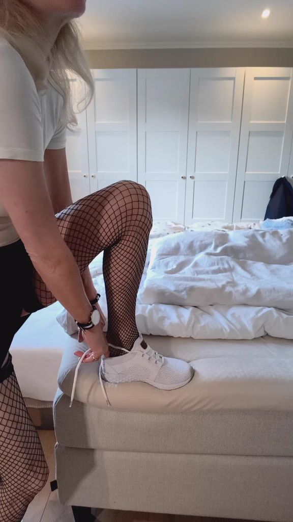 Vorschaubild 7 zum Video „Turnschuhe Fetisch“