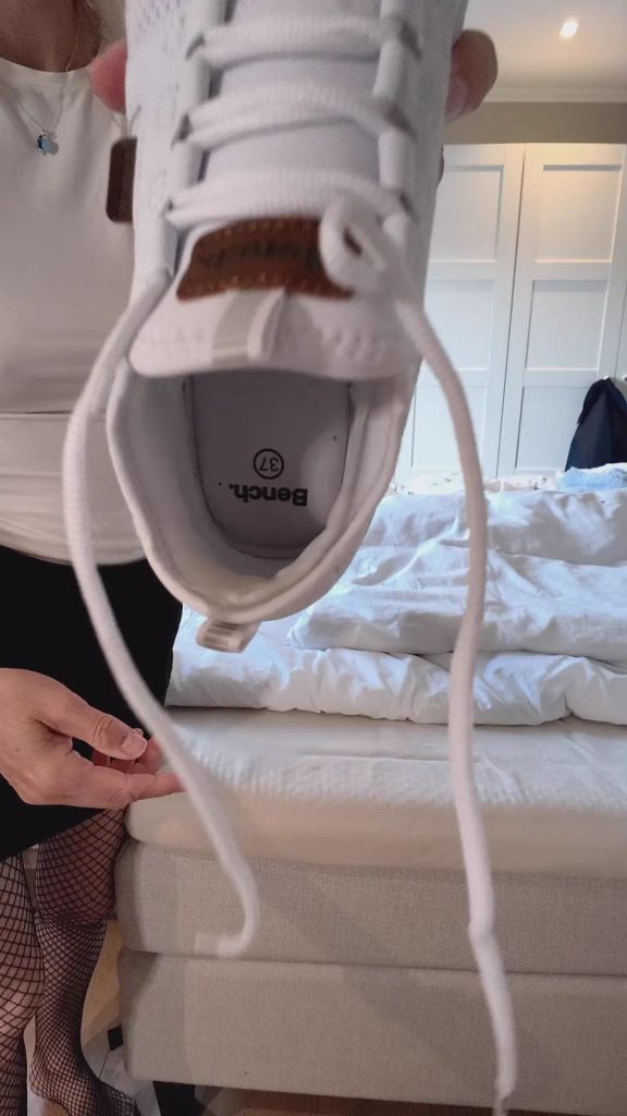 Vorschaubild zum Video „Turnschuhe Fetisch“ von Stewardess Mia