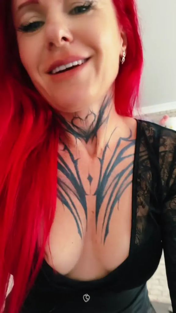 Vorschaubild zum Video „MILF-Spritzen“ von Moto Lady