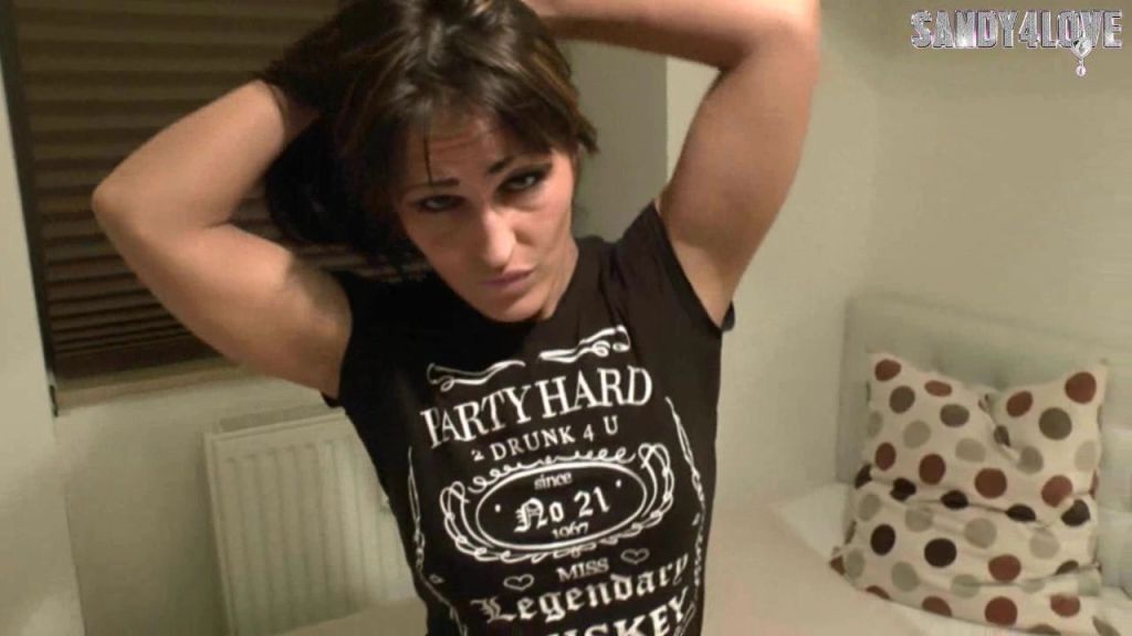 sexy foto nr. 5 von WiXX mir auf meinen geilen HOTPANTSARSCH