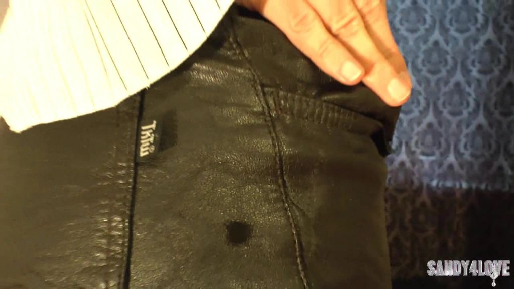 sexy foto nr. 4 von Lederhose mit Pisse veredelt