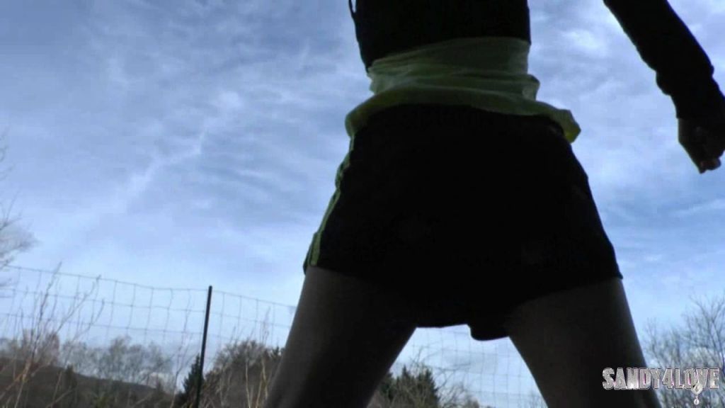 sexy foto nr. 3 von Adidasshortsgirl pisst! -Userwunsch!