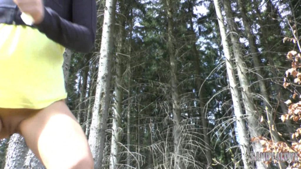 sexy foto nr. 6 von Adidasshortsgirl pisst! -Userwunsch!