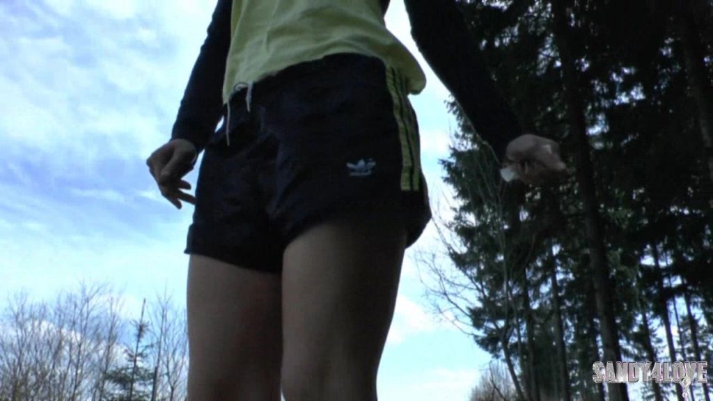 Adidasshortsgirl pisst! -Userwunsch!