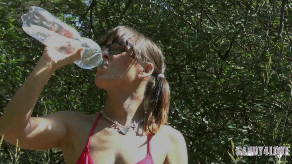 sexy foto nr. 1 von Pissen mit Mini im Wald!!!