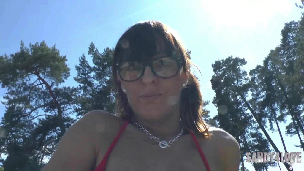 sexy foto nr. 10 von Pissen mit Mini im Wald!!!