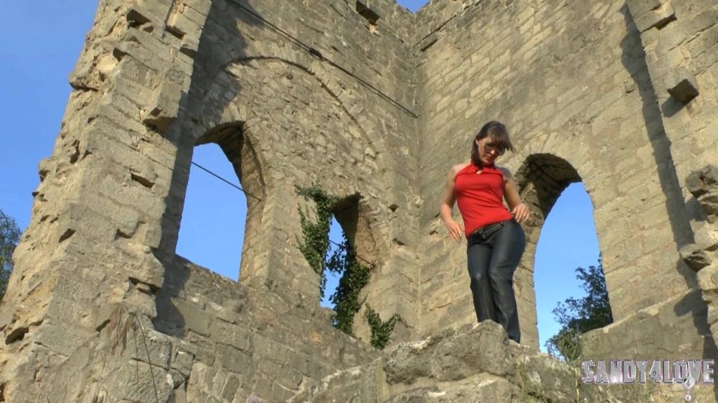 sexy foto nr. 3 von DURCH GERIPPTE LEDERMISS GEPISST!