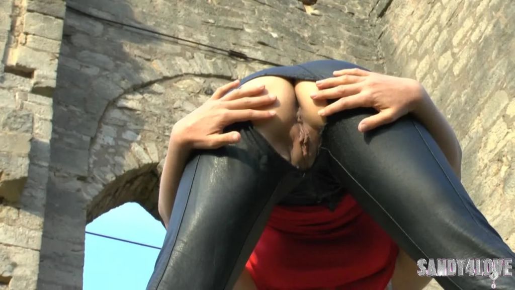 sexy foto nr. 8 von DURCH GERIPPTE LEDERMISS GEPISST!