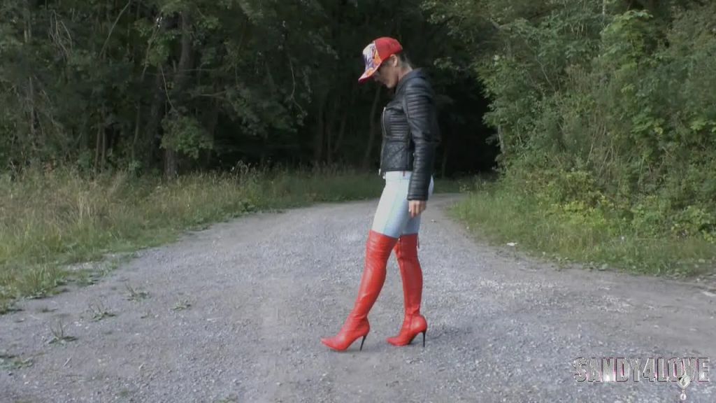 Praller JEANS Arsch - rote LEDERSTIEFEL