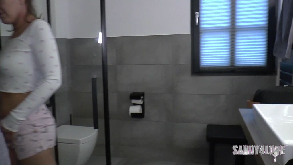 sexy foto nr. 6 von süsses Pissvideo für Sparfüchse!