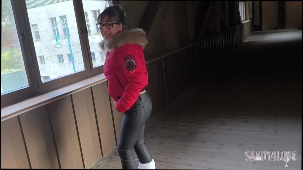 Lederhose, Moonboots und dicke Superdry Winterjacke