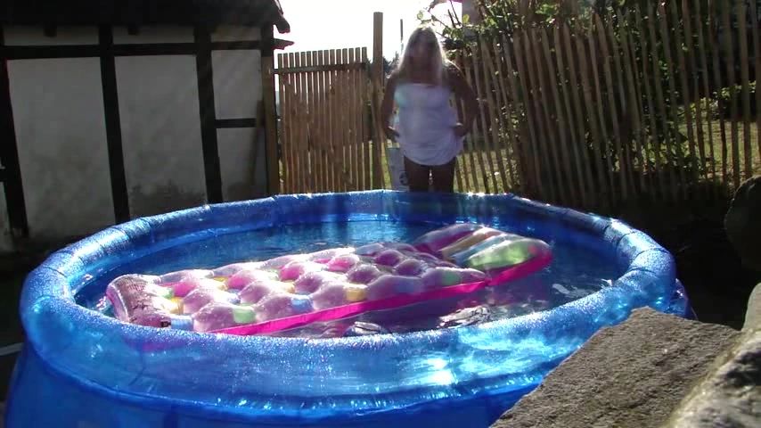 sexy foto nr. 5 von Der Pool meiner Nachbarn