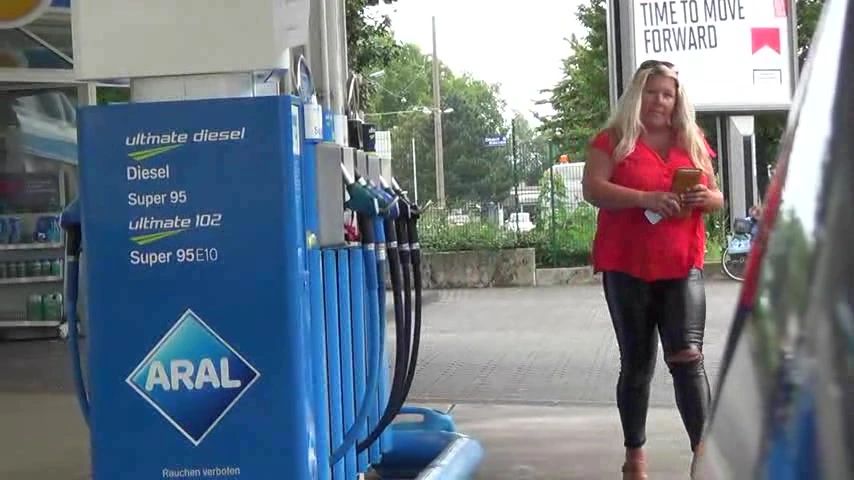 sexy foto nr. 4 von eben an der tanke