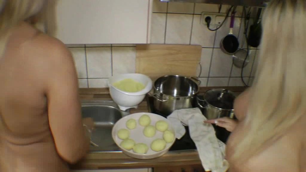 sexy foto nr. 10 von Die Nackt WG - Kochen ohne Klamotten