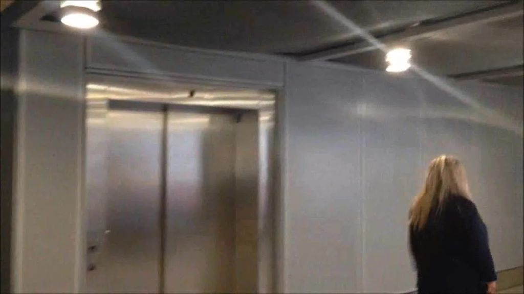 Hausflur eingeweiht / NS MilF Clip