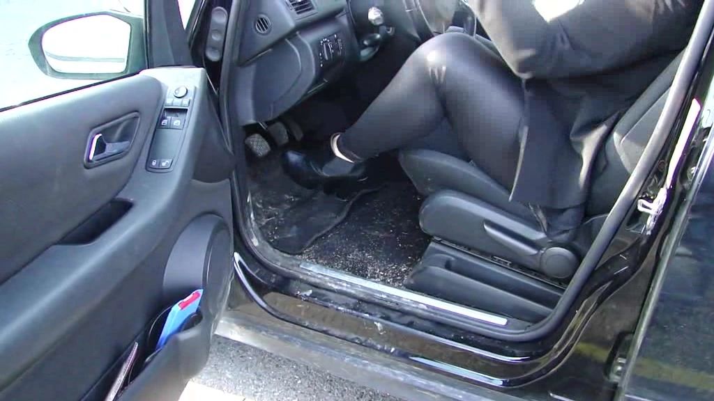 sexy foto nr. 2 von Gaspedal Fetisch - Pedal Pump im Mercedes