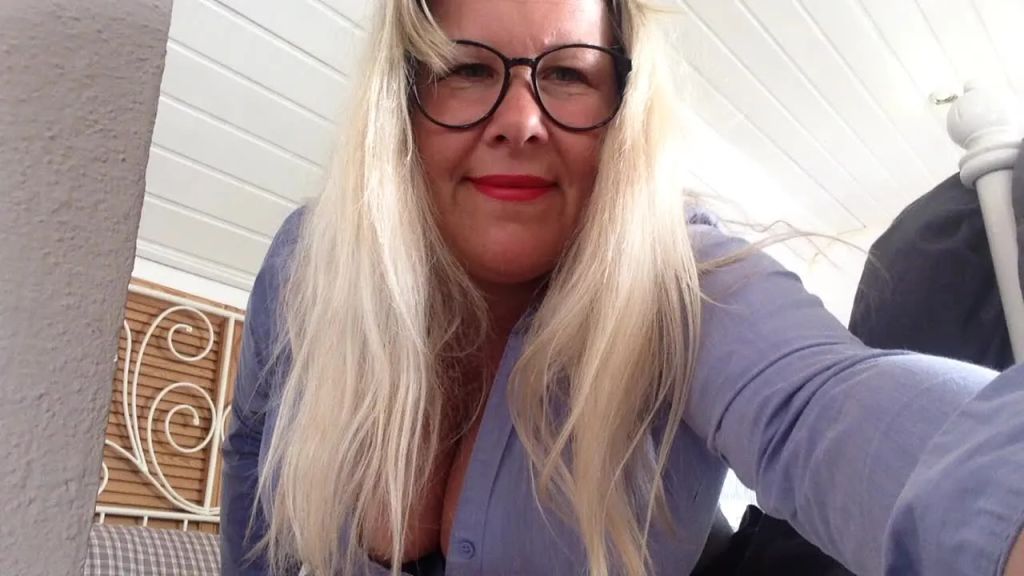 sexy foto nr. 1 von Sekretärin im Satinhöschen und Nylonkniestrümpfen