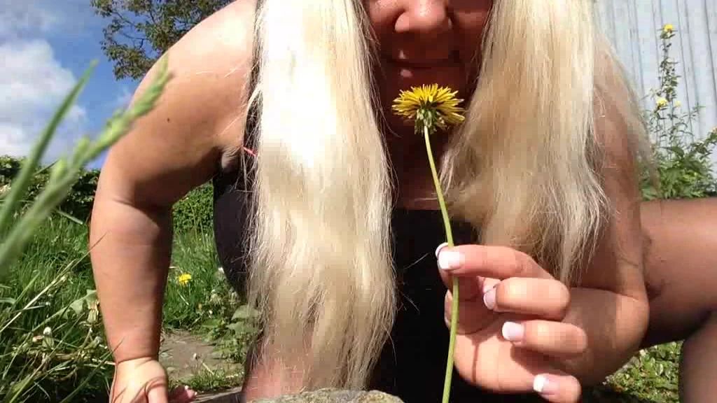 sexy foto nr. 2 von Pussy Blume im Park mit Strumpfhose