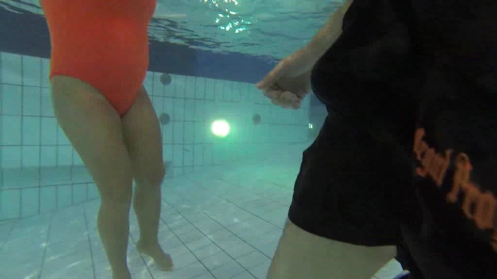 sexy foto nr. 2 von Mit der Freundin PUBLIC die Schwimmsachen getauscht !