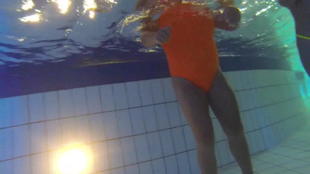 sexy foto nr. 4 von Mit der Freundin PUBLIC die Schwimmsachen getauscht !