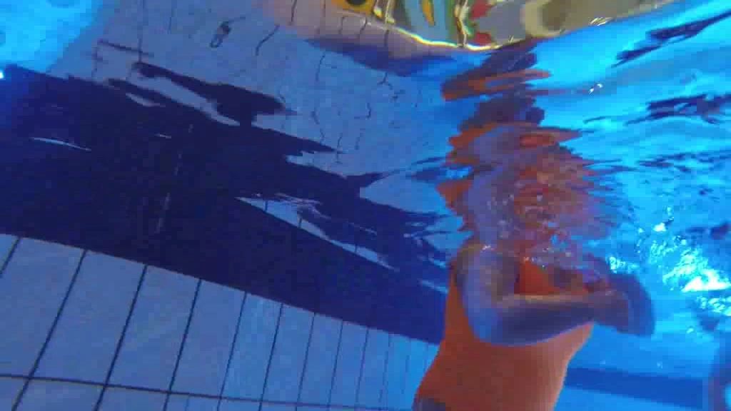 sexy foto nr. 6 von Mit der Freundin PUBLIC die Schwimmsachen getauscht !