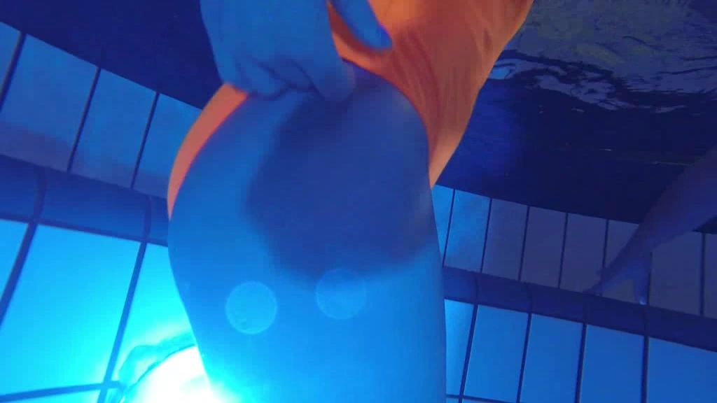 sexy foto nr. 8 von Mit der Freundin PUBLIC die Schwimmsachen getauscht !