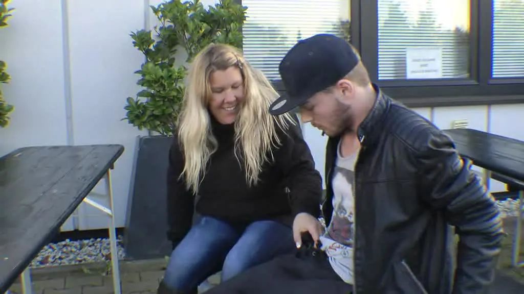 Der arme Junge is ja ganz steif..
