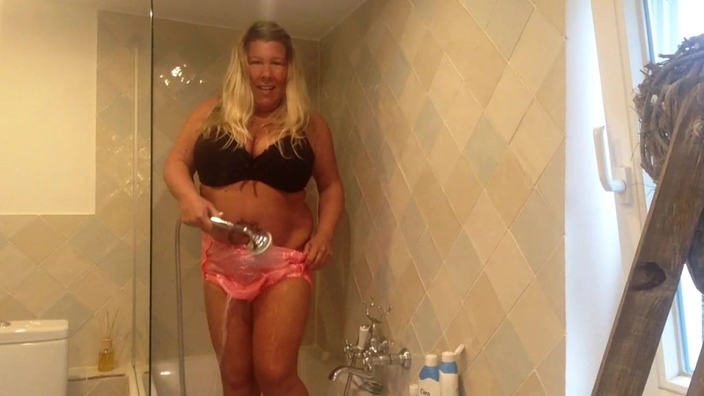sexy foto nr. 3 von Piss in ROSA Gummi-Slip / Windelfetish
