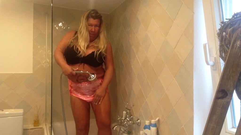 sexy foto nr. 4 von Piss in ROSA Gummi-Slip / Windelfetish