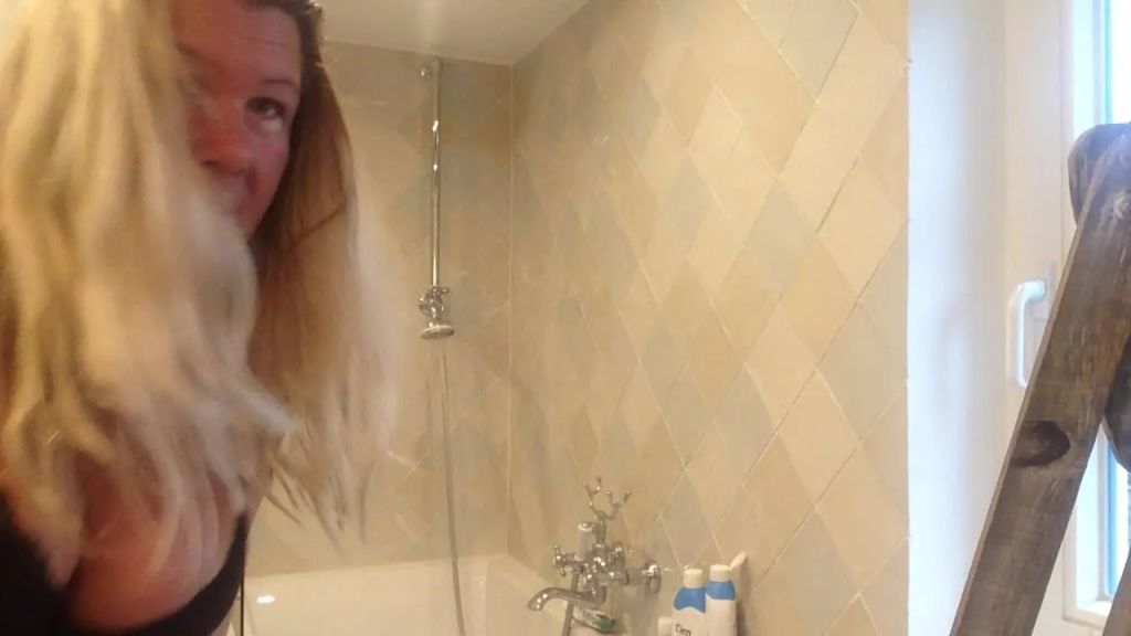 Piss in ROSA Gummi-Slip / Windelfetish