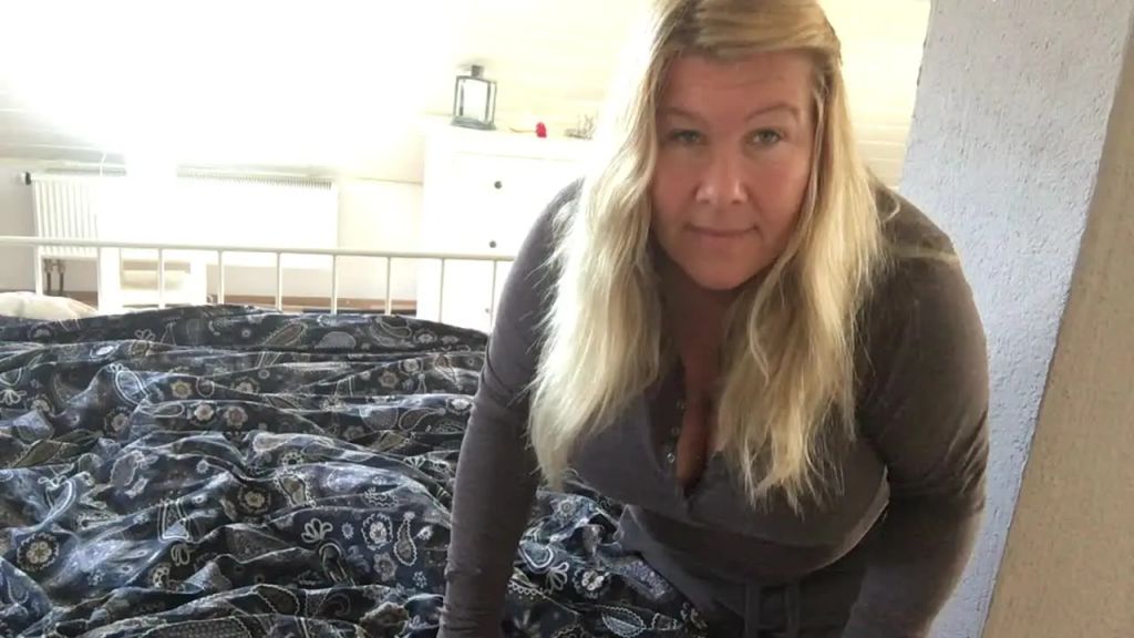 sexy foto nr. 1 von Der enge Badeanzug ist ein Tittengefängnis