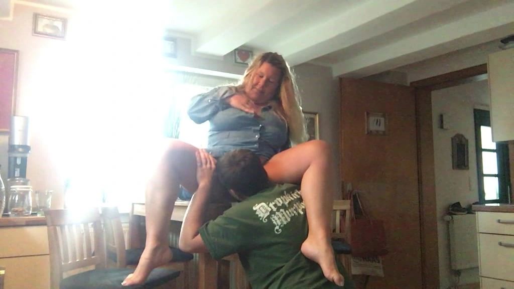 sexy foto nr. 4 von Fotzenschmecktest in Muttis Küche