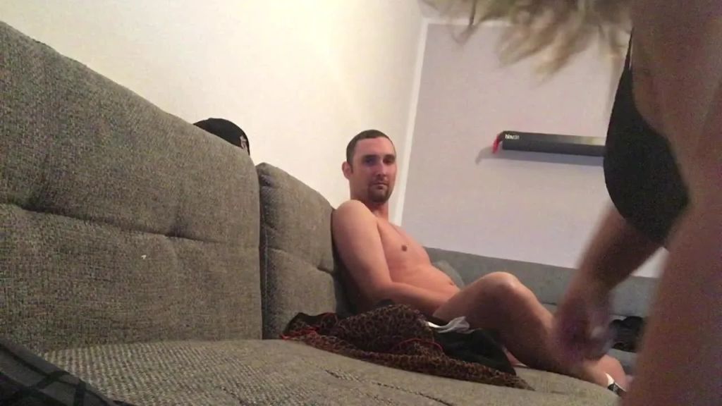 sexy foto nr. 1 von Der Nachbarsohn hat Druck auf der Pipeline